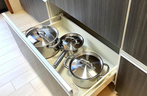 Togo-cho Apartment | 民泊 vacation rental "Seto Mori Nest" 15-minute drive to Ghibli Park,1 train to the nagoya dome ,wooden house with a wood deck