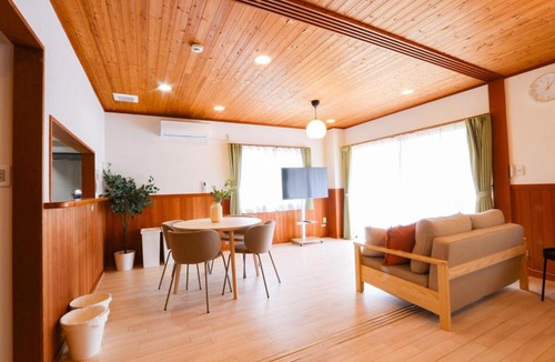 Togo-cho Apartment | 民泊 vacation rental "Seto Mori Nest" 15-minute drive to Ghibli Park,1 train to the nagoya dome ,wooden house with a wood deck