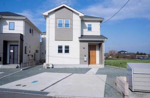 Ozu Apartment | Modern 4BR Stay in Ozu Hachikubo for 11 Guests by Restavio