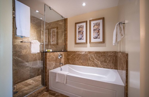 Honokowai Hotel | Paradise Found! Short Drive to Kapalua Airport! Onsite Parking and Swimming Pool