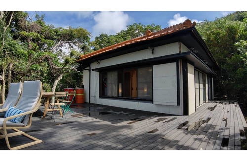 Katsuura House | Rental building BBQ Drum bath A house on a hil / Katsuura Chiba