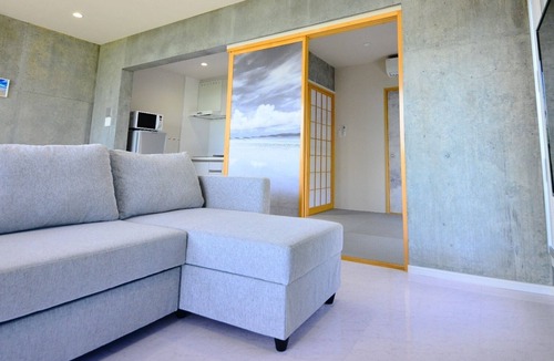 Higashionna House | Theme Suite 101 Overlooking the sea A modern mansion designed by an architect and a photographe/Uruma Okinawa