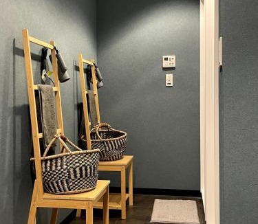 Hadano Apartment | Tokyo Gallery Stay 駅1分で貸切 8人OKのアーティスト制作のベッド 桜を見下ろせる部屋 商店街で賑やか