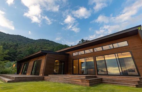 Azagawa Villa | Villa Yamagara with lake view