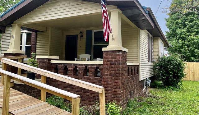 100% Eclipse Experience! Sleeps 7. Pet Friendly! Close to Town Shops! in Murphysboro