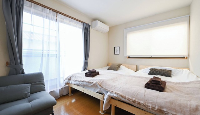 15 min. by cab from airport/1.1 km from train station/67m2/1 house/max. 6 people in 2x bedrooms/25 min. from Shinkansen station