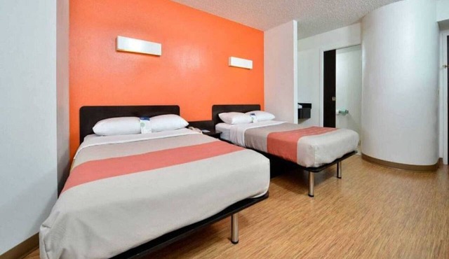 2 Full Beds | Smoking in Plano