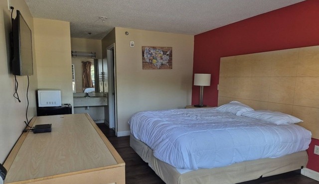 3 Budget-friendly Units | Short Drive Rock City, Ruby Falls & Lookout Mountain in Chickamauga