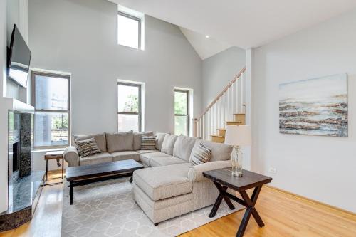 3 Flat Building Downtown - With Private Patios in Chicago