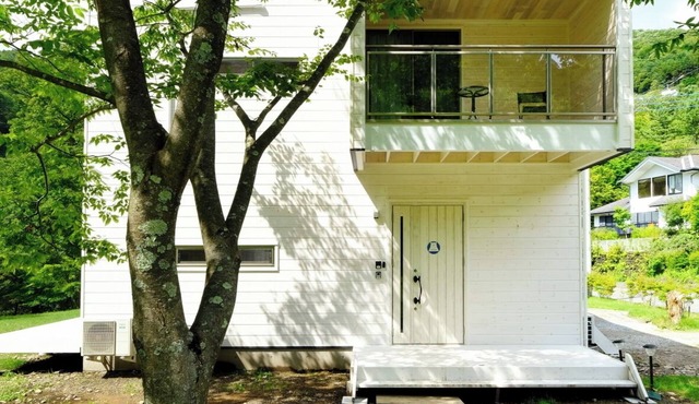 3 min. from Usui Karuizawa Interchange Authentic luxury Finnish log house with natural sauna, 3500 sq.m. large garden and 120 sq.m. private dog run all to yourself!