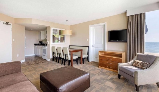 4 Oceanview Rooms Steps from Fun, Dining, Scenic Beaches & Swimming Pool Access in Virginia Beach