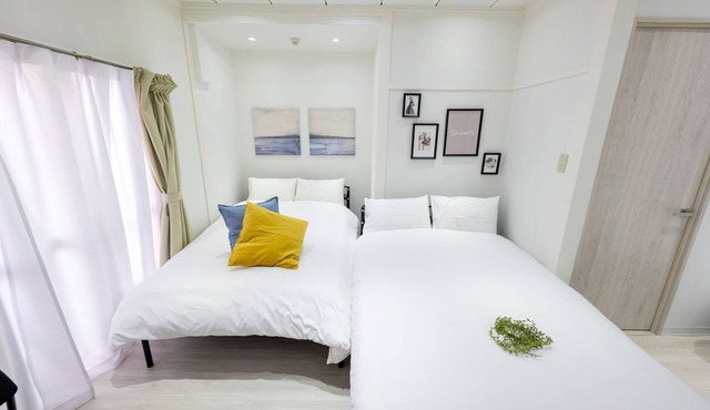 5-minute walk from Yotsuya Station in Shinjuku-ku, close to Shinjuku Gyoen Garden, can accommodate 6 people/3 beds, keep luggage ok, free Wi-Fi