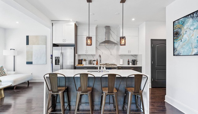 6-Bedroom DC Brownstone - 2 Car Garage, Dual Kitchens & Multiple Living Areas in Washington