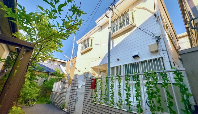 7:00pm IN/19:00pm OUT: Free pick up and drop off at Ikebukuro-Oji-Akabane station, private villa, 8 minutes from the station, 10 minutes from Ikebukuro station, 13 minutes from Ueno station.