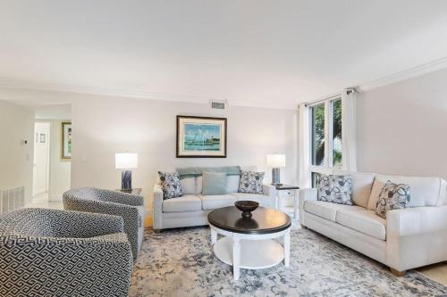 882 Ketch Court Harbour Town Sea Pines Resort 3BR Villa Walk to Marina Pool Access Hilton Head in Hilton Head Island
