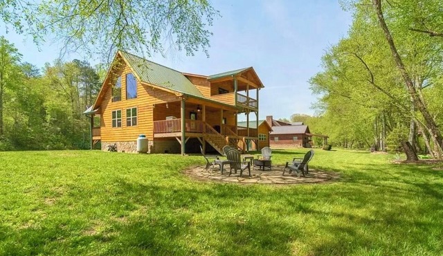 A River Runs Through It! Riverfront relaxation on the Nottely River. in Murphy