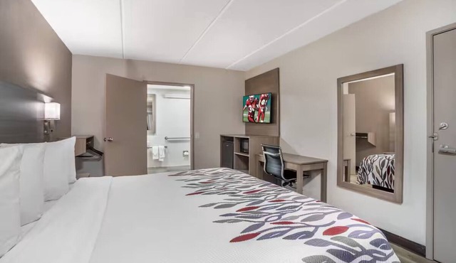 Affordable Room Ideal for Extended Stays Near Local Scenic Parks in Greenville