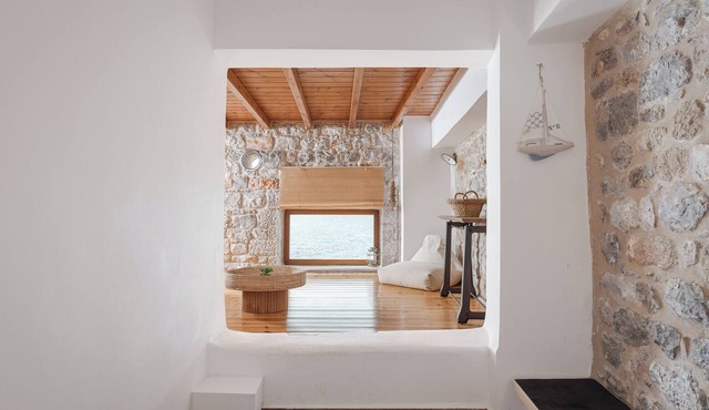 Aura Seafront Villa in Neo Itilo