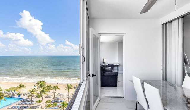 Beachfront Luxe Resort Condo Ocean Views On the Beach-Heated Pool-Indoor balcony in Fort Lauderdale