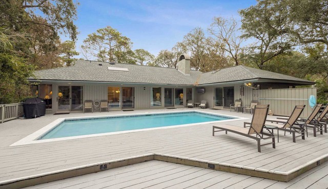 Beautiful 4BDR w/Hot Tub & Pool, Shuttle to Beach! in Hilton Head Island