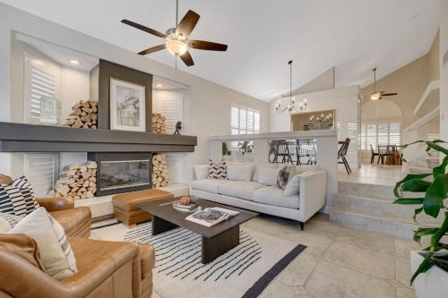 Beautiful 5BR w/King Beds, Pool & Hot Tub, Games in Las Vegas