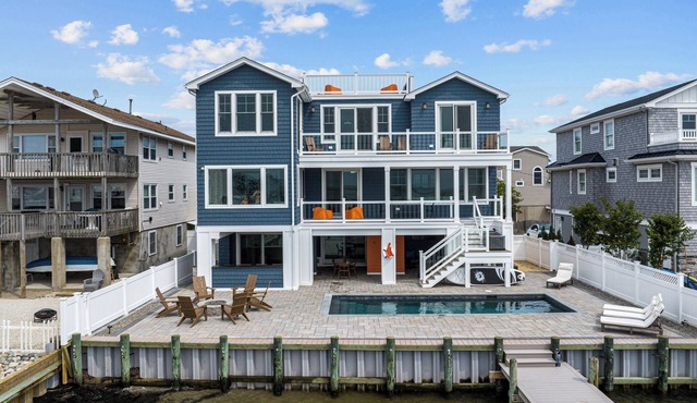 Beautiful Bayfront w/Heated Pool & Dock. 6 Bedrooms, all w/Ensuite Bathrooms. in Ship Bottom