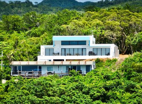Bella Vista-Oceanview Hilltop Penthouse in Motobu