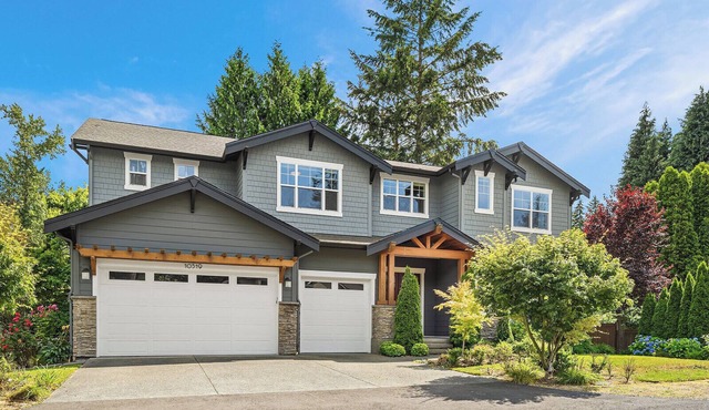 Bellevue DT Luxurious 5BR Mansion| Walk to QFC in Bellevue
