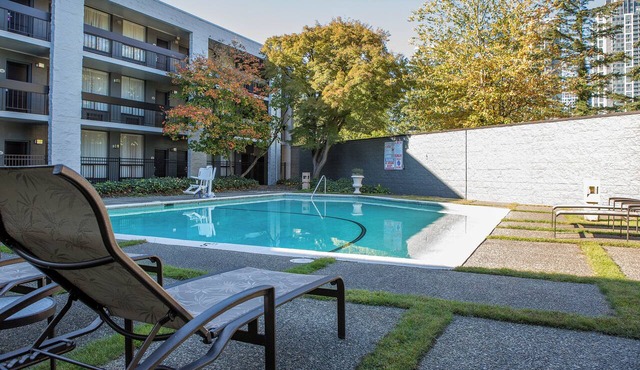 Bellevue Premium King Stay | Onsite Communal Pool | 1.0 mi to Kidsquest Museum in Bellevue