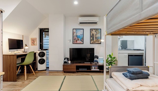★BEST DEAL★ 2-Min to Subway, free Netflix, PS4 & LUUP Bike, center of Kobe city in Kobe