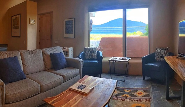 BOOK Now! Mountain Views, Spacious, Private, Close to Hiking, Dining & Shopping! in El Prado