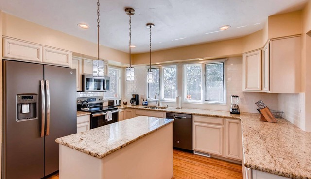 Broadmoor Estate ✩ HotTub & Fire Pit ✩ Prime Location in Colorado Springs