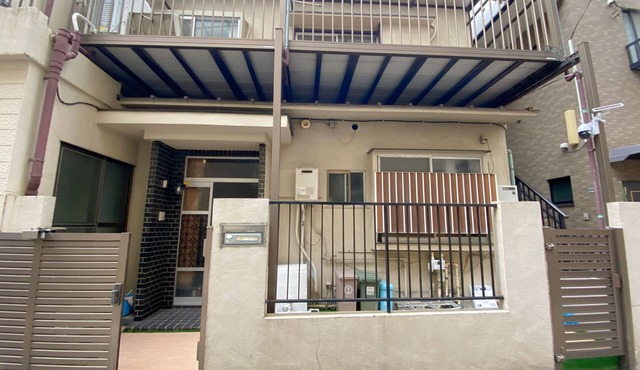 Bunkyo-ku, Tokyo, a 13-minute walk from Sugamo Station on the Yamanote Line and a 6-minute walk from Sengoku Station on the Toei Mita Line.