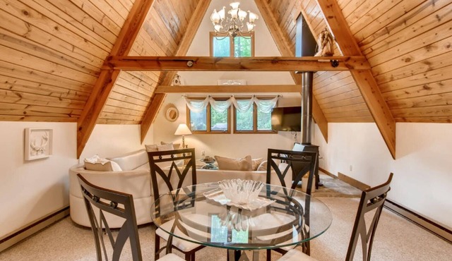 Chalet Getaway! Great Location By Mountain Stream On Ski Mountain Rd! Hot Tub in Gatlinburg