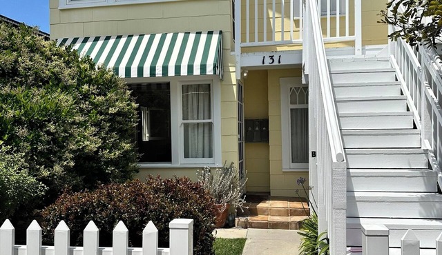 Charming Beach Bungalow, 100 yards from the beach in Seal Beach