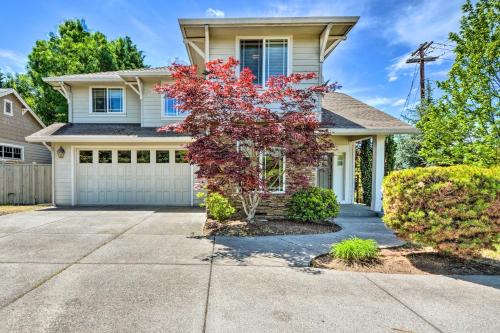 Charming Medford Getaway ~ 4 Miles to Downtown! in Medford