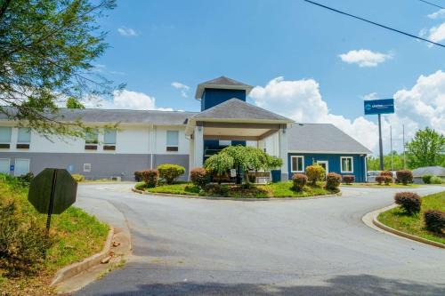 Clarion Pointe-Dillard near Blue Ridge Mountains in Dillard