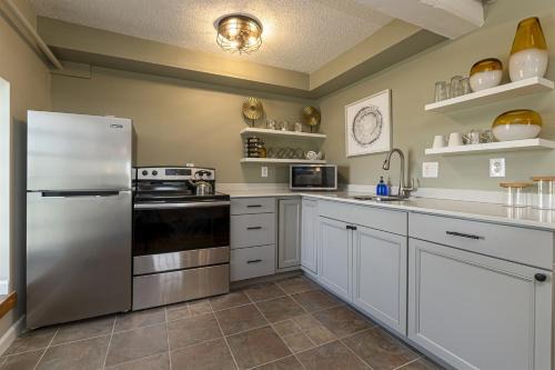 Converted Historic Suite Full Kitchen, 3rd Flr in Carbondale