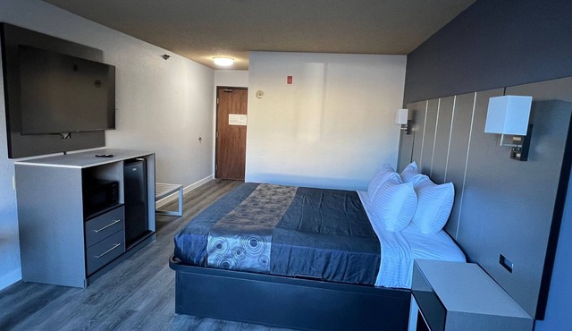 Coratel Inn and Suites By Jasper Eagan - Standard 1 King Bed Non Smoking in Eagan