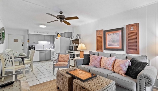 Cozy Condo location is everything - Walk to Beach, Coligny and Celebration Park. in Hilton Head Island