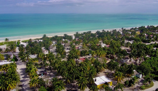 Cozy fully equipped house just one block away from a pristine beach! in El Cuyo