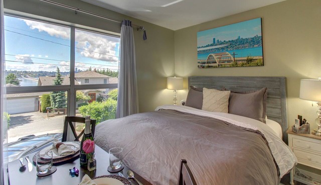 Cozy suite with lake and city views, hot tub, near parks, shopping, & dining in Mercer Island