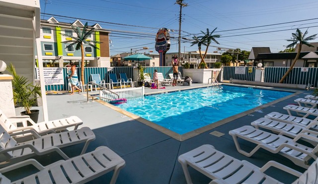 Daytona Inn and Suites - One Bedroom Family Apartment in Wildwood