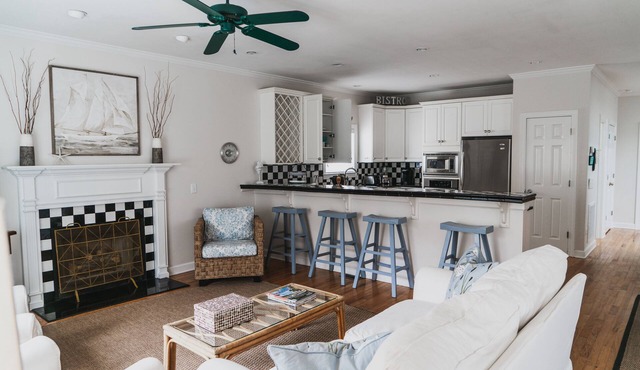Delightful Home with full Grand Pavilion Pool access - steps to the beach in Isle of Palms