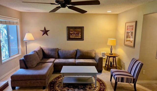 Desperado - Updated Sisters Condo with Pool, Hot Tub & Fireplace in Sisters