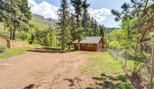 Dog Friendly: Cabin w/Yard & Mtn Views in Cascade in Cascade
