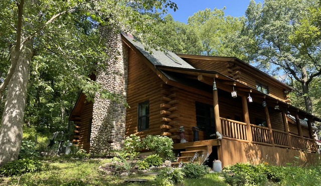 Dog-Friendly Log Home On Fox River IL Near Starved Rock, Porch, Deck, Firepit in Sheridan