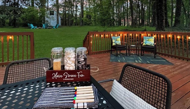 Downtown Boho Oasis w/Firepit & Game Rm w/Marvel Arcade, Sleeps 8, Wills Park in Alpharetta