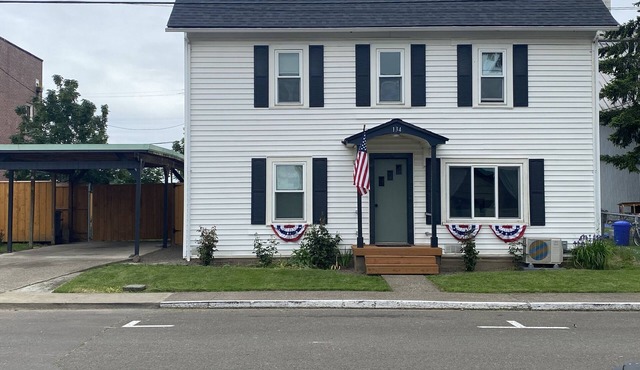 Eclectic cottage, steps from downtown in Carlton