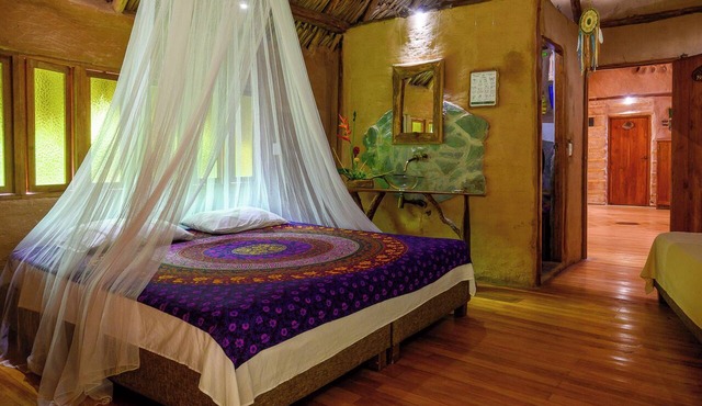 Eco-friendly structure, inspired by a Yarumo leaf, ideal for couples, families, or small groups of up to four guests. Surrounded by tropical nature, lakes, forest trails, birdlife, and peaceful vibes. in Restrepo